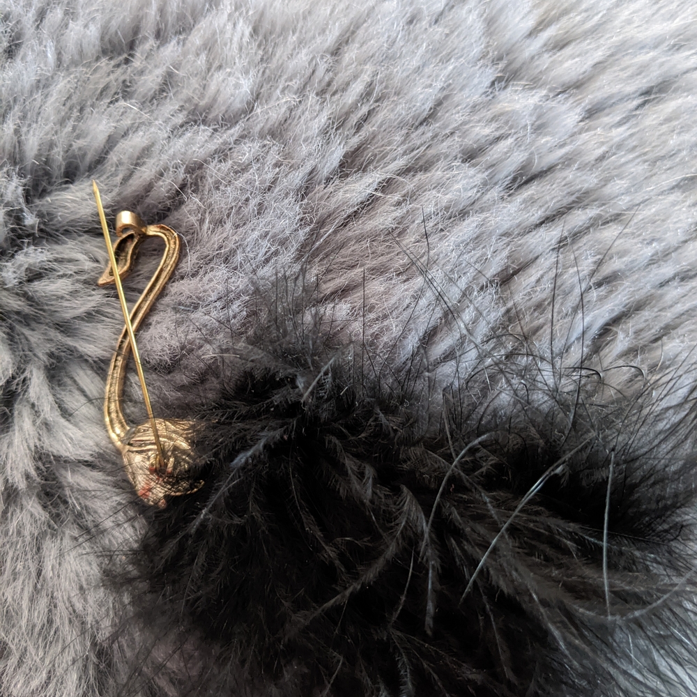 Elegant Gold Swan Brooch with Black Feathers - Picture 3 of 6